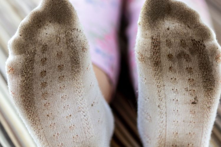 Ilustrasi kaus kaki putih yang kotor. 