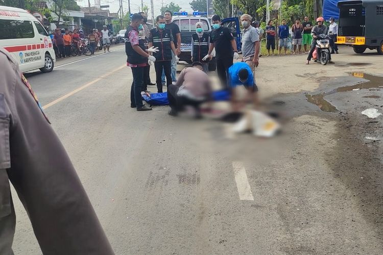 Aparat kepolisian melakukan olah TKP laka maut di Jalan Raya Nganjuk-Madiun, tepatnya di Dusun Morobau, Desa Kerep Kidul, Kecamatan Bagor, Kabupaten Nganjuk, Kamis (21/4/2022). Foto: Polres Nganjuk