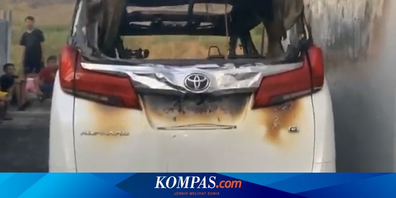 Detik-detik Alphard Via Vallen Dibakar Orang di Sidoarjo, Terdengar Suara Ledakan