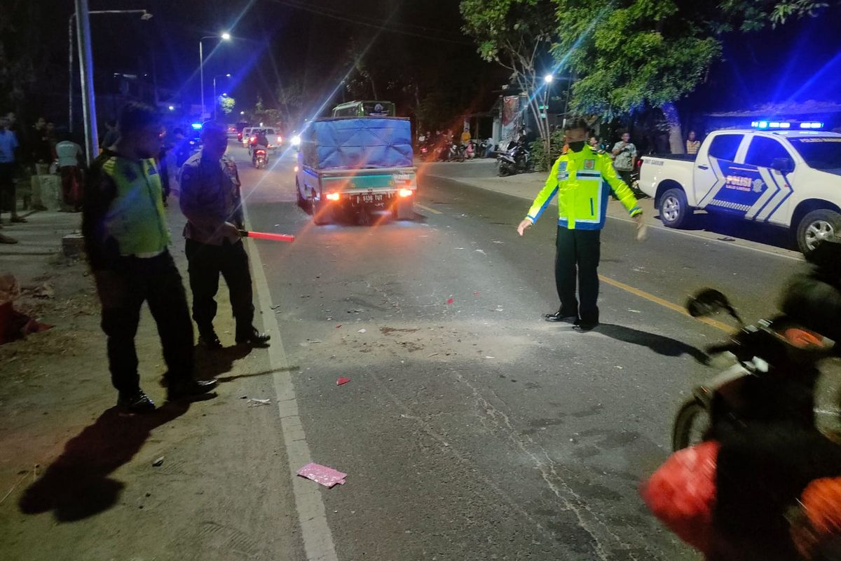 Aparat Satlantas Polres Madiun melakukan olah tempat kejadian perkara kasus kecelakaan lalu lintas yang mengakibatkan satu kakek pemotor asal Slahung-Ponorogo meninggal dunia di  ruas jalan Madiun Ponorogo, Desa Glonggong, Kecamatan Dolopo, Kabupaten  Madiun, Jawa Timur, Senin (31/7/2023) malam.