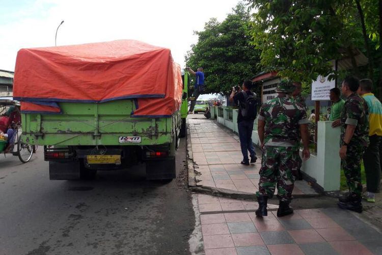 Aparat Kodim 1504 menangkap dua truk bermuatan 4 ton batu cinnabar saat akan diselundupkan ke Surabaya, Selasa (18/4/2017)