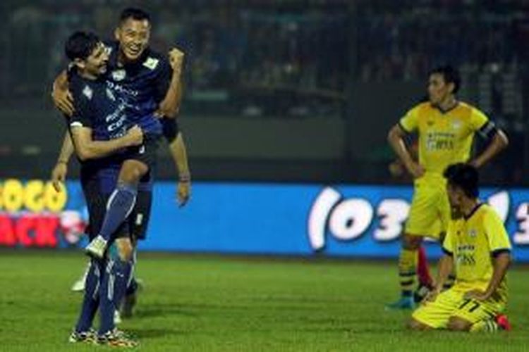 Samsul Arif mencetak 3 gol Arema Cronus saat mengalahkan Persegres, Selasa (10/11/2015).