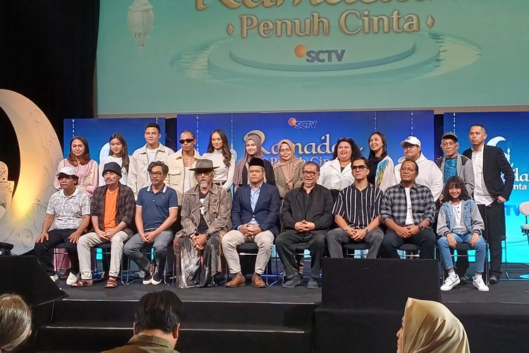 Para pemeran sinetron religi Para Pencari Tuhan Jilid 17 bertajuk Buronan Surga, saat konferensi pers di kantor SCTV, Jakarta Pusat, Selasa (27/2/2024).