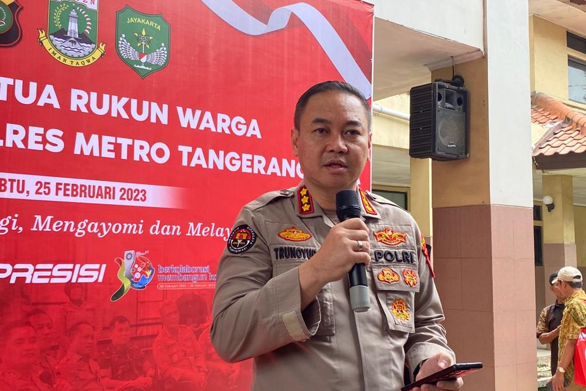 Kabid Humas Polda Metro Jaya Kombes Trunoyudo Wisnu Andiko memberikan keterangan kepada awak media usai  acara guyub RW se-Kota Tangerang, Banten, Sabtu (25/2/2023).