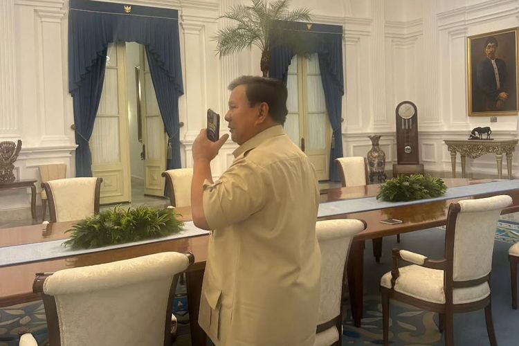 Presiden Prabowo Subianto memerintahkan Badan Nasional Penanggulangan Bencana (BNPB) untuk mengecek langsung lokasi banjir di Bali dan Nusa Tenggara Timur (NTT). Dalam foto yang diunggah, Kepala Negara tampak menyampaikan perintah tersebut melalui telepon. 