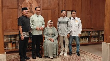 Warga Datangi Open House Anies Baswedan, Selfie hingga Dapat Bingkisan