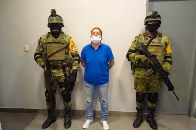 Guadalupe Villareal (tengah) dijaga oleh polisi bersenjata lengkap di Meksiko. Villareal, berjuluk Si Letnan, merupakan salah satu pemimpin kartel paling ditakuti di Meksiko.