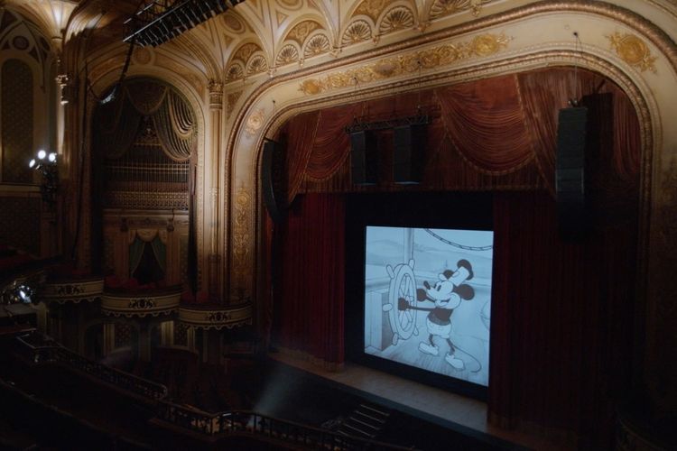 Film animasi Steamboat Willy diputar di layar. 
