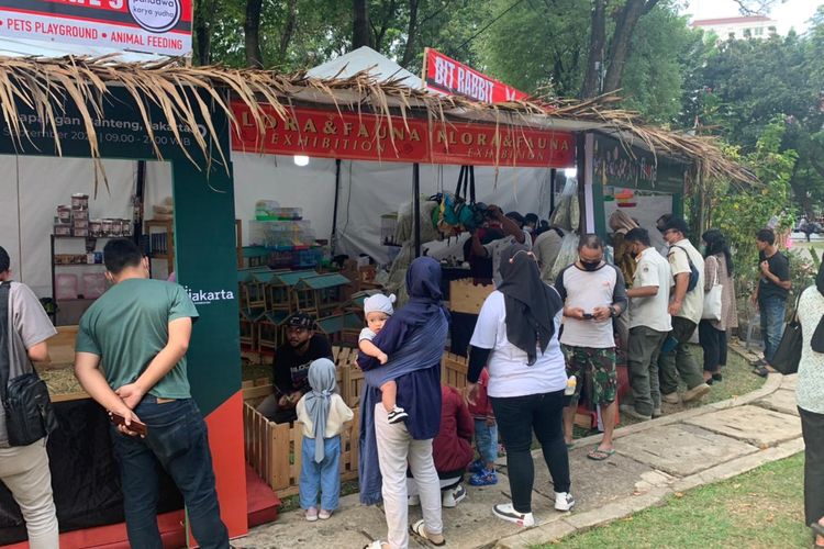 Pemerintah Provinsi DKI Jakarta menggelar Festival Flora dan Fauna yang memamerkan berbagai macam tanaman dan hewan di Taman Lapangan Banteng, Jakarta Pusat, Jumat (26/8/2022).