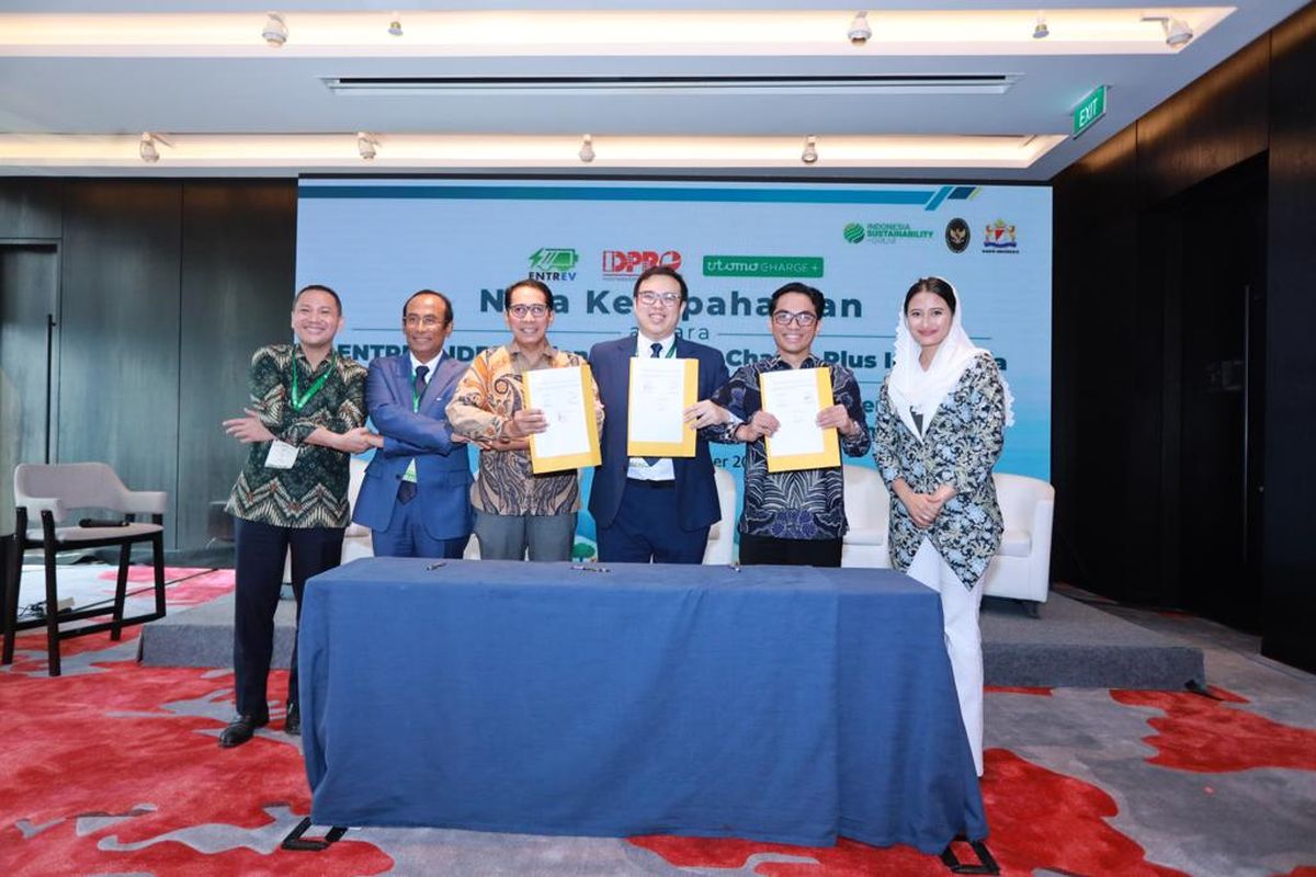 Utomo Charge+, menjalin kerja sama dengan Indonesia Data Center Provider (IDPRO) sebagai upaya dalam mendukung dekarbonisasi industri data center.