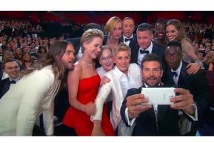 Samsung Galaxy S5 dipakai berforo selfie di ajang Oscars 2014