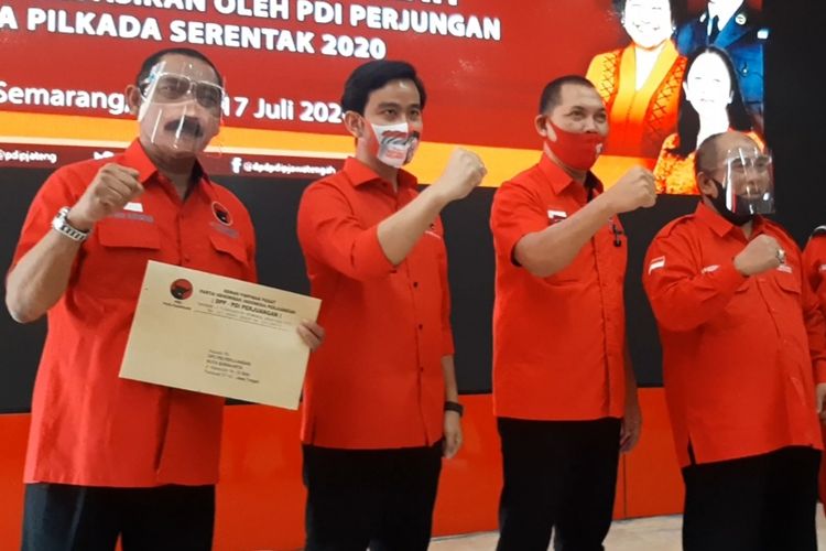 Penyerahan rekomendasi surat penetapan calon Wali Kota Solo Gibran Rakabuming Raka dan Wakil Wali Kota Solo Teguh Prakosa maju Pilkada Solo 2020 di Panti Marhaen Semarang, Jumat (17/7/2020). 