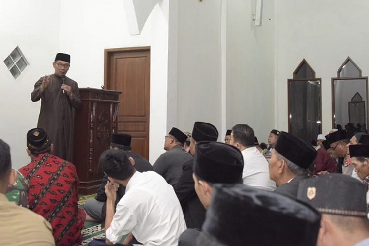 Ridwan Kamil saat subuh berjamaan di Masjid Al Muhajirin Masjid Besar Al Muhajirin, Kecamatan Nagreg, Kabupaten Bandung