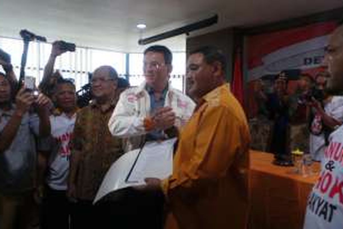 Bakal calon gubernur petahana Basuki Tjahaja Purnama bersama Ketua DPD
Hanura DKI Jakarta Mohamad 