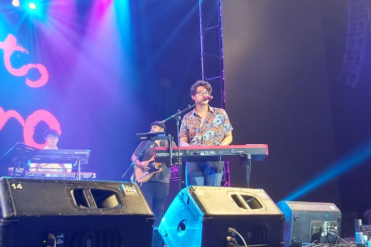 Penyanyi Ardhito Pramono saat tampil dalam Berdendang Bergoyang Festival di Istora Senayan pada Sabtu (29/10/2022). 