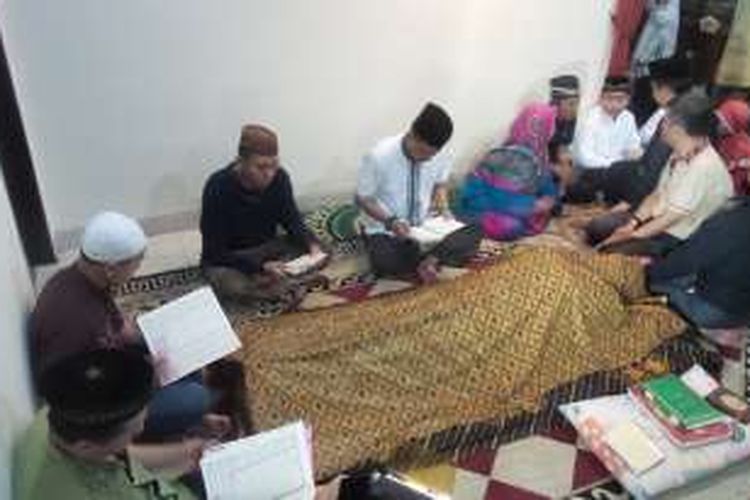 Suasana persemayaman Ketua KPU Husni Kamil Malik di rumah duma, bilangan Pejaten, Jakarta Selatan, Kamis (7/72016).