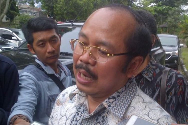 Ketua Ombudsman RI Amzulian Rifai seusai mengunjungi Lapas Sukamiskin Bandung, Kamis (9/2/2017). KOMPAS.com/DENDI RAMDHANI 