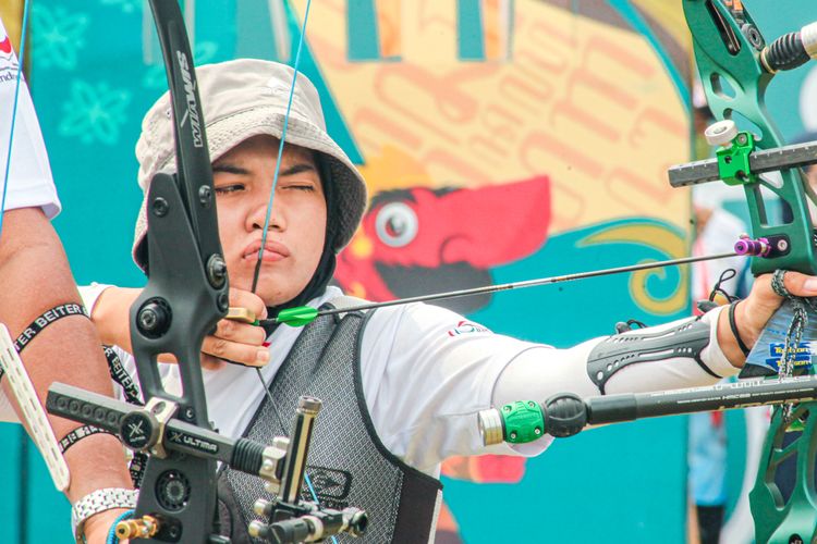 Atlet para panahan Indonesia, Mahda Aulia, beraksi dalam final ganda campuran panahan ASEAN Para Games 2022 bersama Kholidin  di Stadion Kota Barat, Solo, Rabu (3/8/2022). Mereka kalah dari ganda campuran Thailand.