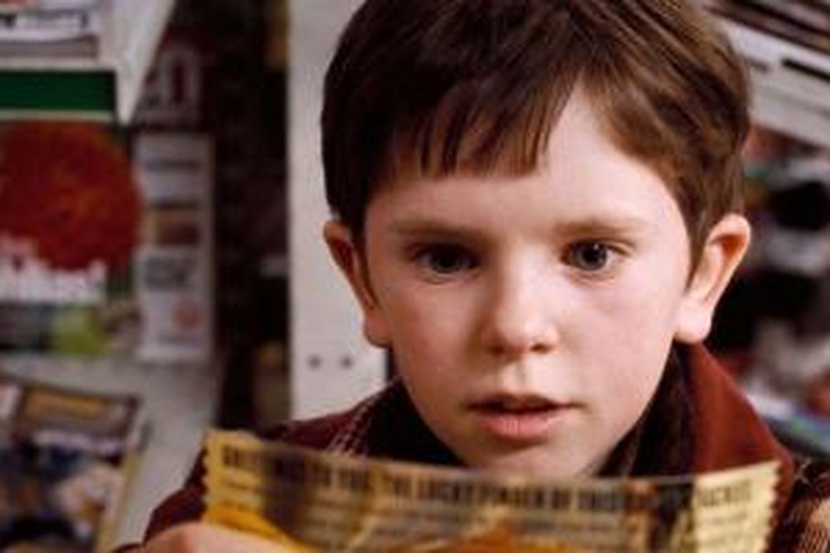 Freddie Highmore saat bermain dalam film Charlie and The Chocolate Factory.