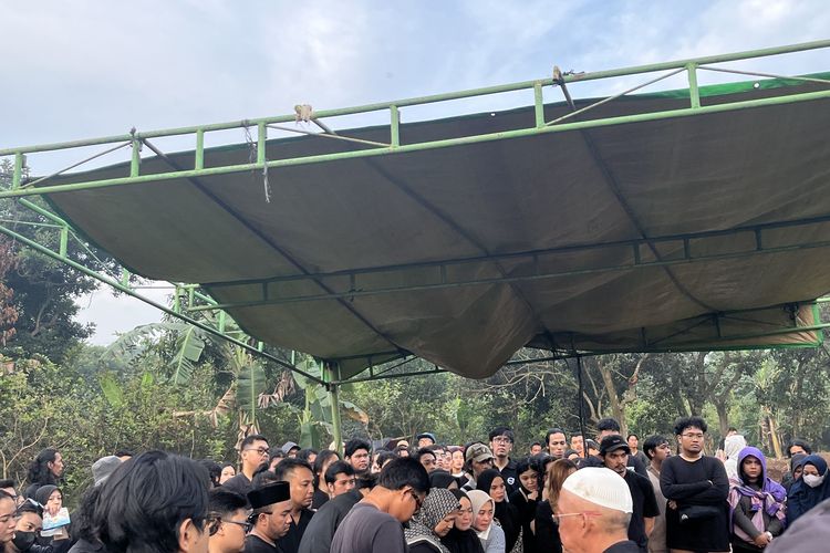 Isak Tangis Iringi Pemakaman Jenazah Gustiwiw