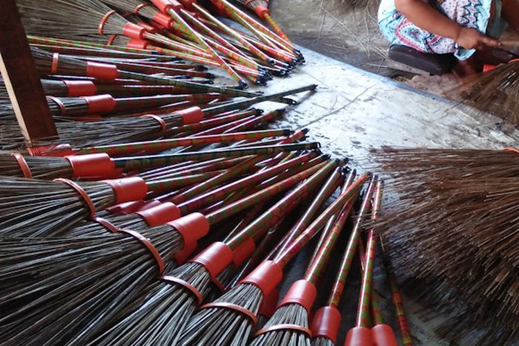 Pekerja mengerjakan orderan sapu lidi di tempat milik Imam Suhadi di Desa Karangsemanding, Kecamatan Balongpanggang, Gresik, Jawa Timur. 