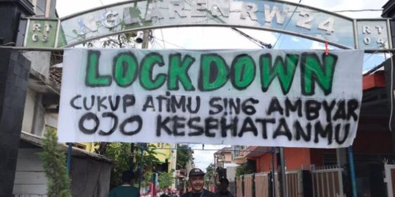 Tulisan LOCKDOWN. Cukup atimu sing ambyar ojo kesehatanmu (cukup hatimu yang hancur, kesehatanmu jangan) terpampang di pintu masuk Dukuh Kropoh, Condong Catur, Provinsi Daerah Istimewa Yogyakarta. 