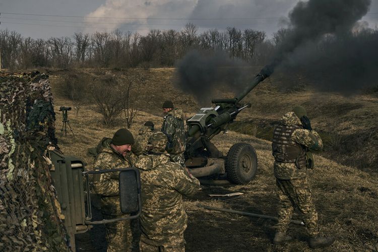 Tentara Ukraina menembakkan howitzer self-propelled ke arah posisi Rusia di dekat Bakhmut, lokasi pertempuran terberat, wilayah Donetsk, Ukraina, Selasa, 7 Maret 2023.