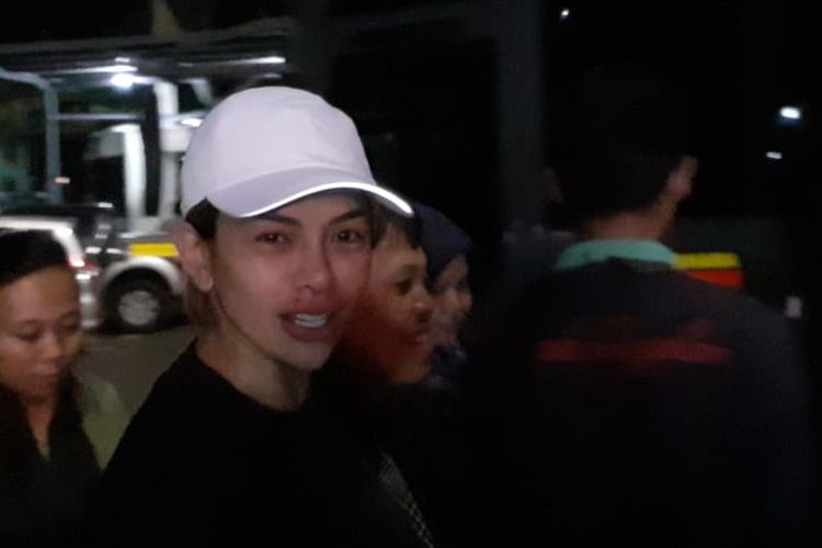 Nikita Mirzani tiba di Mapolres Jakarta Selatan, Jumat (31/1/2020), usai dijemput penyidik.