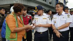 Ingatkan Tak Parkir Sembarangan di Tepi Jalan Surabaya, Dishub Ancam Derek Mobil Pelanggar