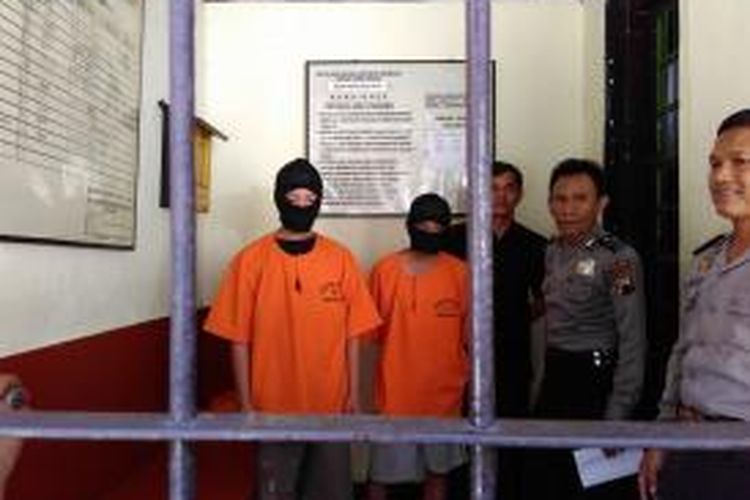 Dua tersangka perampasan, Juned dan Nouval, saat diperiksa petugas Mapolres Magelang Kota Jawa Tengah, Selasa (19/1/2016).