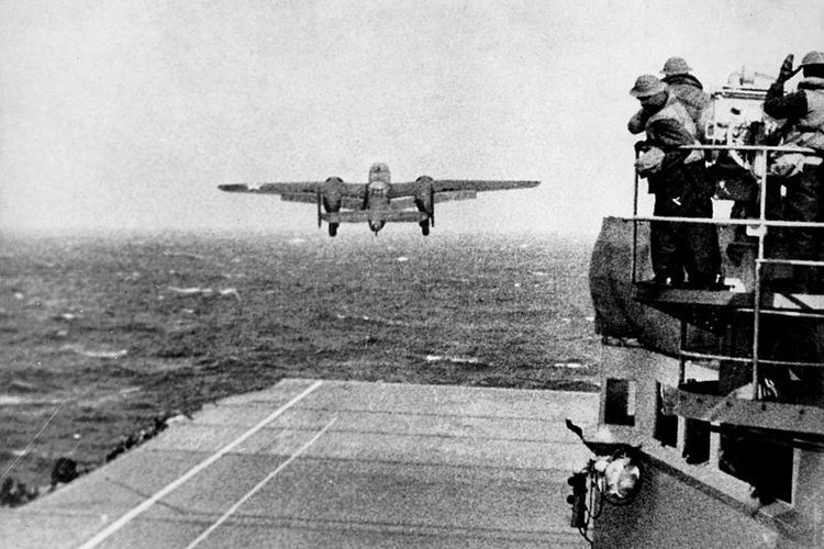 Foto ini memperlihatkan detik-detik sebuah pengebom B-25B Mitchell lepas landas dari landasan kapal induk USS Hornet untuk melakukan serangan ke beberapa kota di Jepang.
