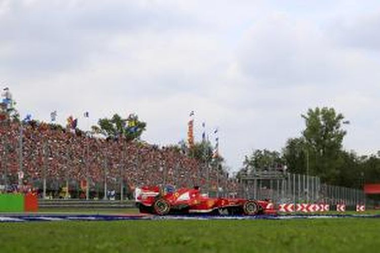 Pebalap Ferrari asal Spanyol, Fernando Alonso memacu mobilnya di Sirkuit Monza pada GP Italia, Minggu (8/9/2013).