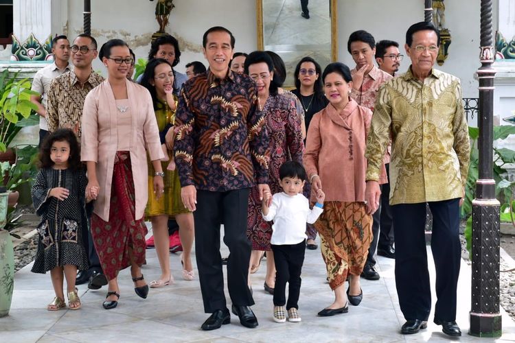 Presiden Joko Widodo beserta Ibu Negara Iriana Joko Widodo pada hari ini, Jumat, 7 Juni 2019 bersilaturahmi ke keluarga Keraton Ngayogyakarta Hadiningrat.
