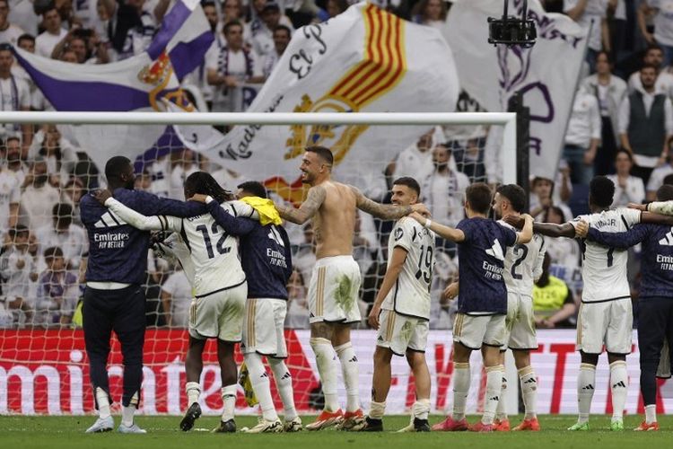 Pemain-pemain Real Madrid merayakan kemenangan 3-0 atas Cadiz pada laga pekan ke-34 LaLiga 2023-2024 di Stadion Santiago Bernabeu, 4 Mei 2024. (Photo by OSCAR DEL POZO / AFP)
