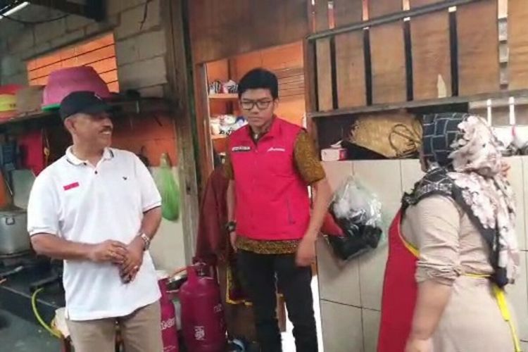 Petugas Pertamina Patra Niaga bersama Pemerintah Kabupaten Karanganyar, Polres Karanganyar, dan Hiswana Migas DPC Solo melakukan sidak elpiji 3 kilogram di lokasi restoran dan rumah makan di Kecamatan Karangpandan, Ngargoyoso, dan Tawangmangu, Karanganyar, Rabu (27/7/2022).