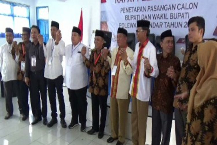 Pasangan Andi Ibrahim Masdar dan Muh. Natsir Rahmat serta pasangan Salim S Mengga dan Marwan ditetapkan sebagai pasangan calon bupati dan wakil bupati dalam rapat pleno penetapan KPUD Polewali Mandar, Sulawesi Barat, Senin (12/2/2018). 