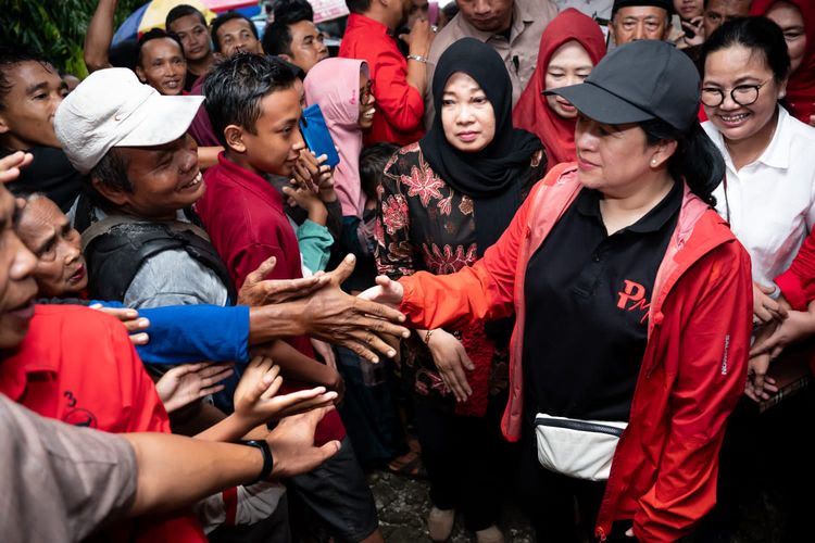 Ketua DPR RI Puan Maharani saat berkunjung ke sentra UMKM Purbalingga, D?Las Lembah Asri Serang yang terpadu di dalam sebuah pendopo, Purbalingga, Jawa Tengah (Jateng) Kamis (1/2/2024). 
