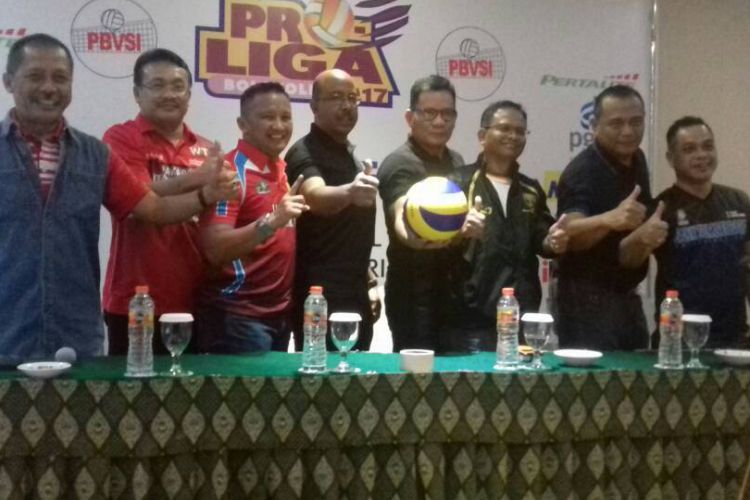 Direktur Proliga Hanny S Surkatty (empat dari kiri) berpose bersama para manajer tim dan pengurus jelang laga final di Yogyakarta, Jumat (21/4/2017). Laga final akan digelar di GOR Among Rogo, Minggu (23/4/2017).