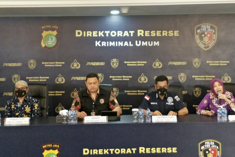 Konferensi pers pengungkapan kasus satu keluarga tewas di dalam rumahnya di Kalideres, Jakarta Barat, Jumat (9/12/2022) di Mapolda Metro Jaya. 