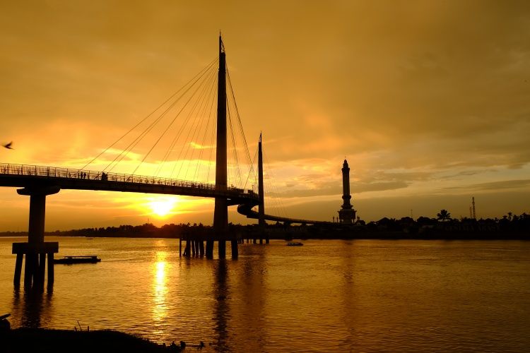 Jembatan Gentala Arasy membentang di atas Sungai Batanghari di Kota Jambi. Sungai Batanghari merupakan jembatan terpanjang di Sumatera.