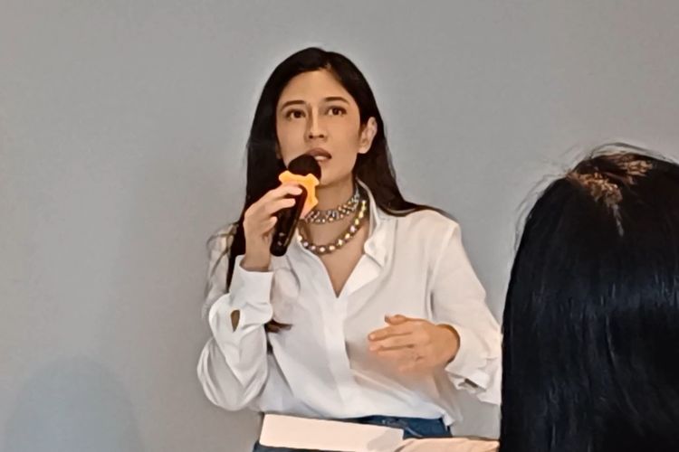 Aktris Dian Sastro ketika menjadi pembicara di acara Perempuan Inovasi, di daerah Menteng, Jakarta Pusat, Kamis (7/3/2024).