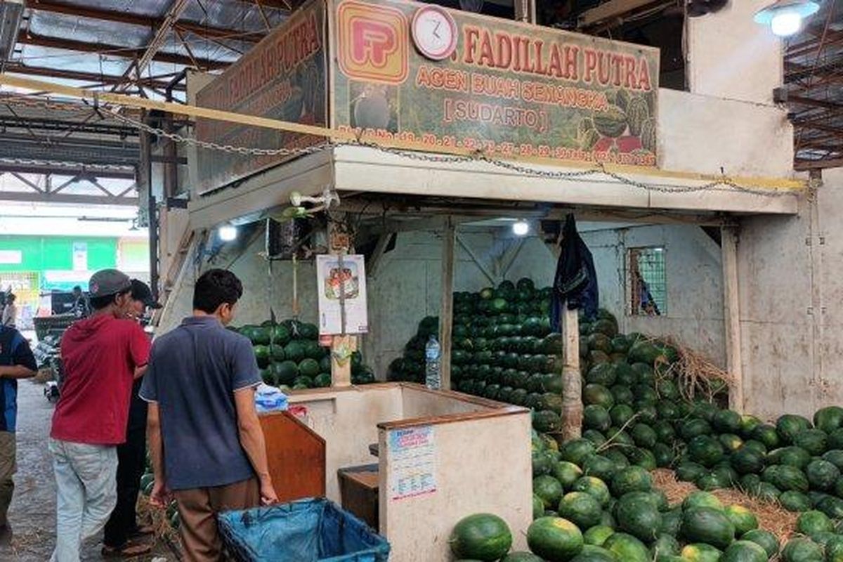 Kios semangka tempat Sutomo diserang seorang pria tidak dikenal hingga tewas, Pasar Induk Kramat Jati, Kramatjati, Jakarta Timur, Senin (8/1/2023)
