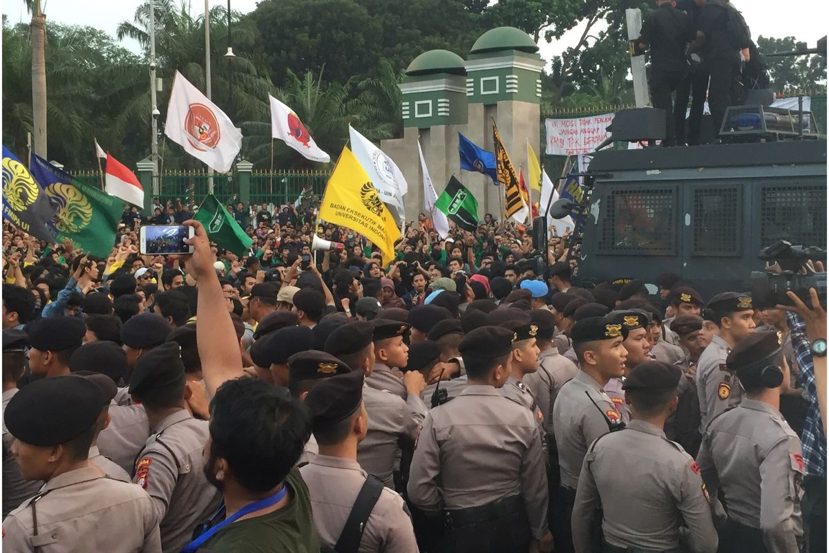 Kondisi massa aksi depan Gedung DPR RI, Jalan Gatot Subroto, Jakarta Pusat, Senin (23/9/2019).