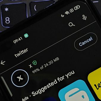 Ketika mencari aplikasi Twitter di kolom pencarian Play Store, yang muncul kini adalah aplikasi X dari perusahaan X Corp. Pengguna Android akan disuguhi tombol pembaruan (update).
