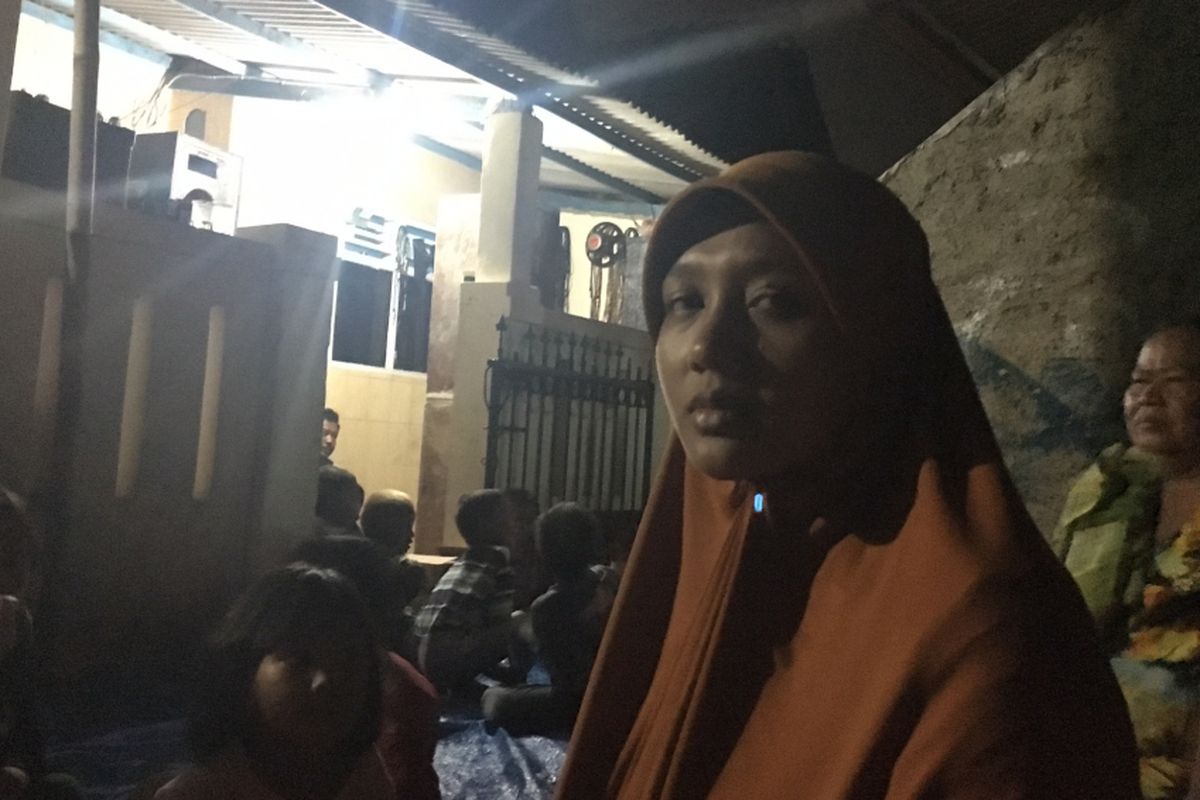 Istri dari almarhum MA yang dibakar hidup-hidup diduga melakukan pencurian amplifier mushala, Siti Zubaidah saat ditemui di kediamannya Kampung Jati, Desa Cikarang Kota, Cikarang Utara, Kabupaten Bekasi, Kamis (3/8/2017).