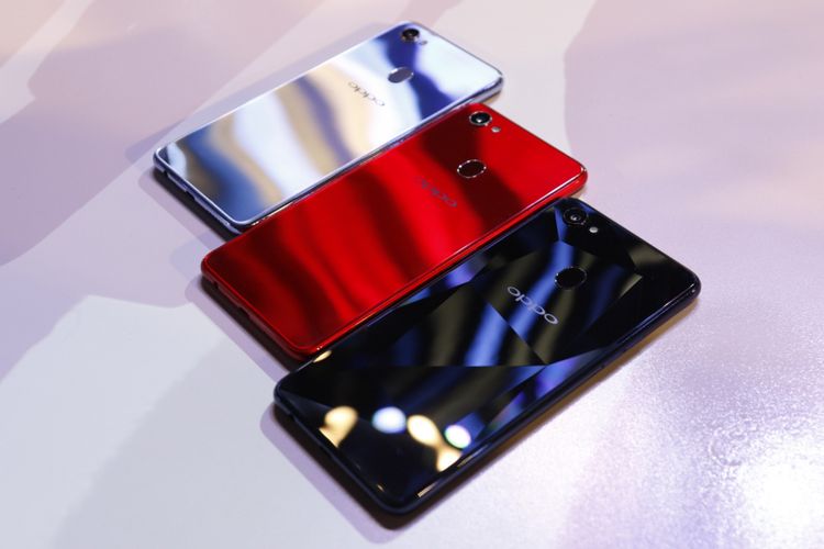 Produk OPPO F7 diperlihatkan dalam acara peluncuran di Mumbai, India, Senin (26/3/2018). OPPO F7 memiliki fitur andalan, yaitu kamera depan resolusi 25 megapiksel dan dilengkapi artificial intellegence atau kecerdasan buatan untuk mempercantik hasil swafoto.