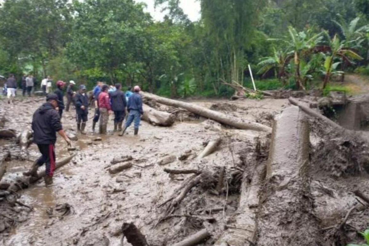 Sejumlah warga di Puncak Bogor Jawa Barat terdampak banjir bandang pada Selasa (19/1/2021).