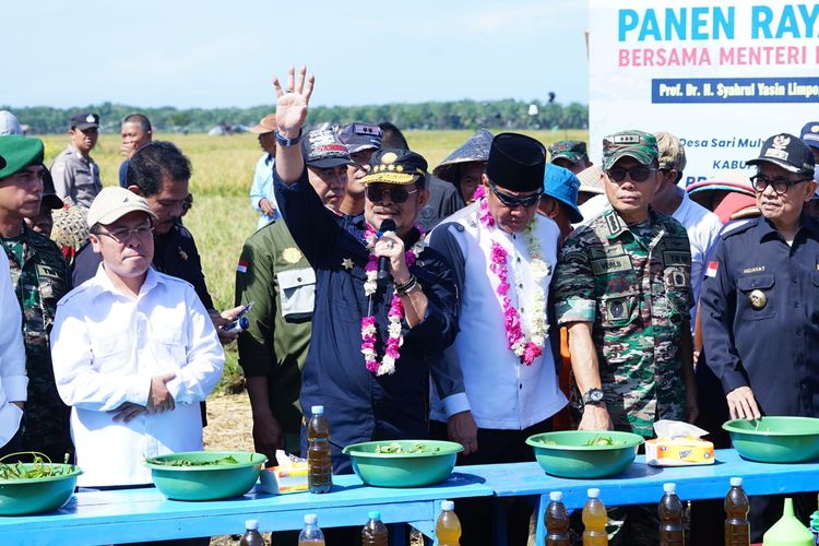 Menteri Pertanian (Mentan) Syahrul Yasin Limpo (SYL) saat memberikan edukasi kepada petani Seluma tata cara membuat biosaka sebagai booster pupuk dalam meningkatkan produksi petani.
