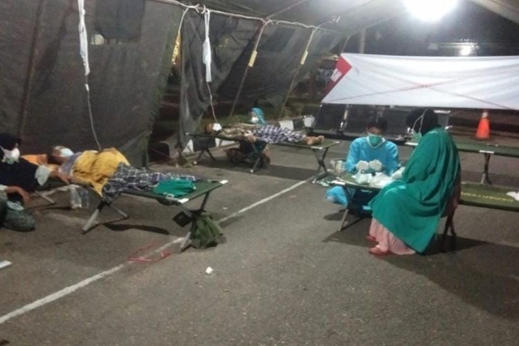 Pasien Covid-19 di Pesisir Selatan, Sumbar terpaksa dirawat di tenda darurat karena ruangan RSUD penuh