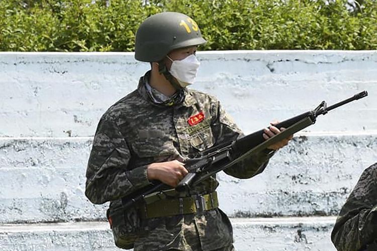 Penyerang Tottenham Hotspur, Son Heung-min, mengikuti latihan bayonet saat menjalani wajib militer Korea Selatan pada akhir April-awal Mei 2020.